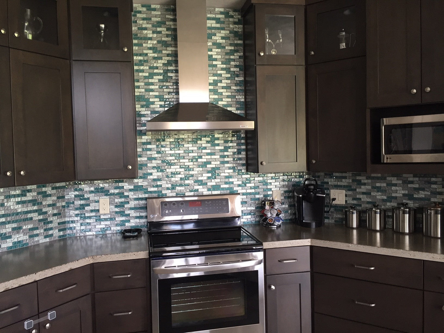 5 reasons why designers love backsplash glass tiles