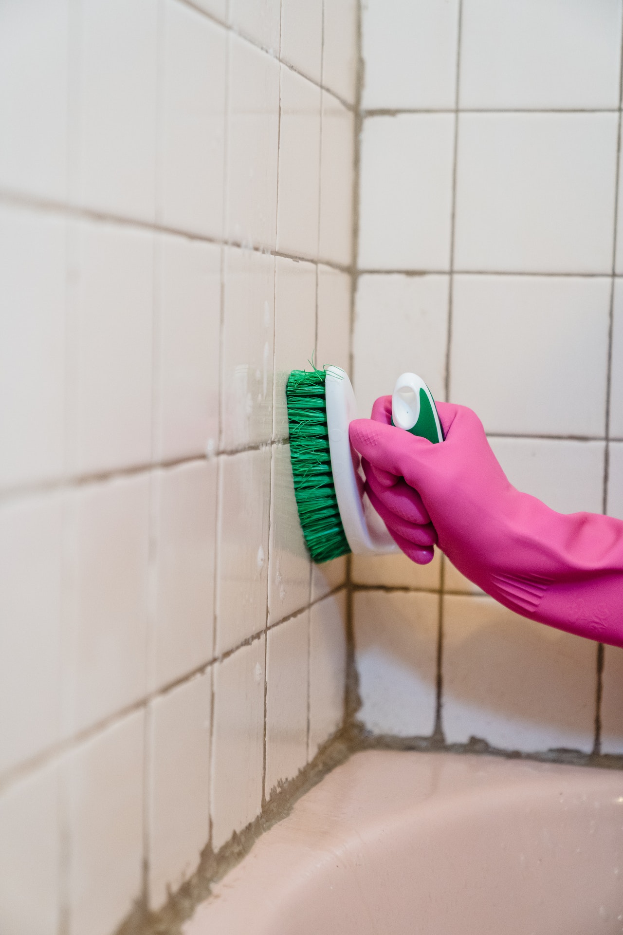 cleaning bathroom tiles effectively